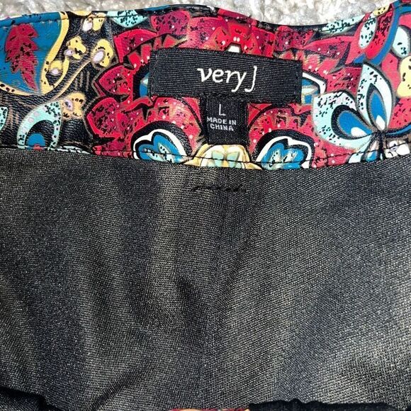Very J Shorts Women's Faux Leather Paisley Pattern Shorts Large - Picture 4 of 14